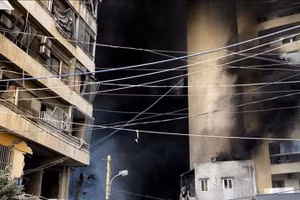 Nhiều tòa nhà dân sự ở Lebanon bị hư hại sau một cuộc tấn công gần đây của Israel.