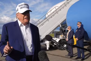 Tổng thống Mỹ Donald Trump trả lời các câu hỏi của phóng viên ở New Jersey trên đường trở về Washington, DC, ngày 25/5/2025.