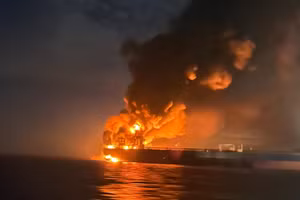 Tàu chở dầu Kairos bốc cháy ở Biển Đen, ngày 28/11/2025.