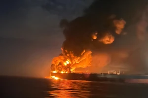 Tàu chở dầu Kairos bốc cháy ở Biển Đen, ngày 28/11/2025.