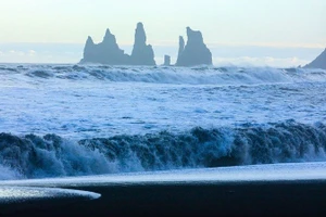 Bãi biển Reynisfjara ở Iceland nổi tiếng với những cơn sóng mạnh đập vào bờ.