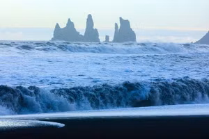 Bãi biển Reynisfjara ở Iceland nổi tiếng với những cơn sóng mạnh đập vào bờ.