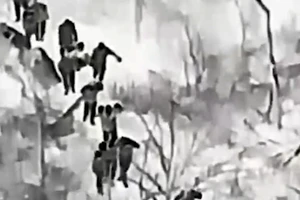 Một nhóm lính thủy đánh bộ tinh nhuệ của Ukraine đầu hàng gần Pokrovsk.