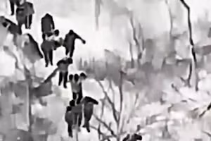 Một nhóm lính thủy đánh bộ tinh nhuệ của Ukraine đầu hàng gần Pokrovsk.