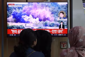 Cảnh Triều Tiên cho nổ tung một đoạn đường liên Triều được chiếu trên TV tại nhà ga Seoul ở Hàn Quốc, ngày 15/10/2024.