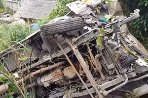 Xe khách lao xuống vực sâu bị biến dạng.