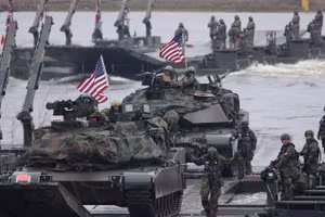 Xe tăng M1A2 Abrams của quân đội Mỹ vượt sông Vistula trong một cuộc tập trận quân sự của NATO tại Ba Lan. 
