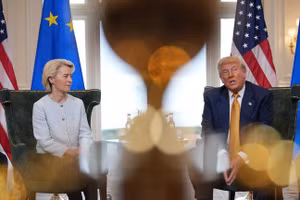 Chủ tịch EC Ursula von der Leyen (trái) và Tổng thống Mỹ Donald Trump.