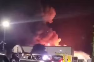 Hiện trường vụ hỏa hoạn tại căn cứ RAF Fairford của Không quân Hoàng gia Anh, ngày 26/4/2026.