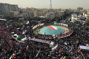 Hàng nghìn người dân tham gia lễ tang các quan chức Iran thiệt mạng trong cuộc xung đột với Israel, ngày 28/6/2025.