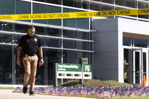 Một cảnh sát bước ra khỏi tòa nhà tại Đại học Utah Valley sau vụ nổ súng giết chết nhà hoạt động chính trị Charlie Kirk hôm 10/9/2025.