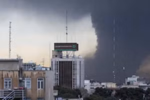 UAE tiến hành các cuộc không kích đầu tiên vào lãnh thổ Iran, ngày 8/3/2026.