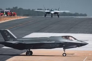 Chiến đấu cơ Su-57 Nga và F-35 Mỹ tại Aero India 2025.
