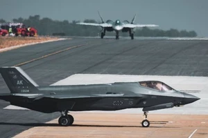 Chiến đấu cơ Su-57 Nga và F-35 Mỹ tại Aero India 2025.