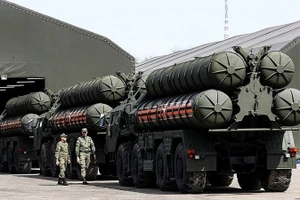 Hệ thống tên lửa đất đối không tầm xa S-400 Triumf của Nga.