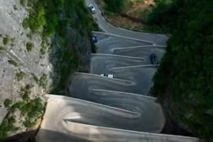 Con đường núi hẻo lánh ở tây nam Trung Quốc được mệnh danh là "cơn ác mộng của người lái xe" vì những khúc cua đáng sợ.