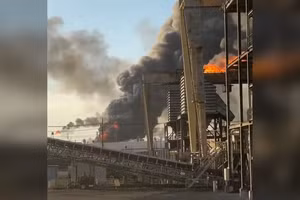 Hiện trường vụ nổ làm rung chuyển nhà máy lọc dầu Valero ở Port Arthur, Texas.