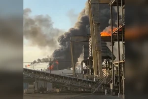 Hiện trường vụ nổ làm rung chuyển nhà máy lọc dầu Valero ở Port Arthur, Texas.