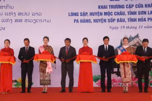 Các đại biểu hai nước cắt băng khai trương cặp cửa khẩu.