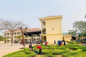 Trường học THPT huyện Yên Thủy B được xây dựng khang trang, sạch đẹp, giúp học sinh yên tâm học tập.