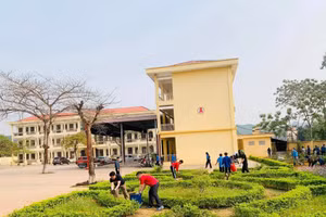 Trường học THPT huyện Yên Thủy B được xây dựng khang trang, sạch đẹp, giúp học sinh yên tâm học tập.