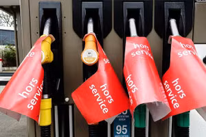 Các biển báo trên cột bơm xăng cho biết xăng đã hết tại một trạm xăng ở Paris, Pháp, tháng 4/2026.