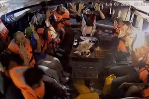 Tàu cứu trợ Gaza bị IDF tấn công đã cập cảng Israel, tối ngày 9/6/2025.