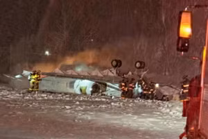 Hiện trường máy bay chở khách gặp nạn tại sân bay Bangor ở Maine, Mỹ.