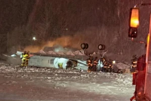 Hiện trường máy bay chở khách gặp nạn tại sân bay Bangor ở Maine, Mỹ.