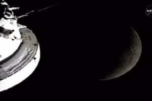 Hình ảnh từ camera cho thấy tàu vũ trụ Orion, Trái Đất và Mặt Trăng khi phi hành đoàn và tàu vũ trụ Artemis II tiến sâu hơn vào không gian hôm 6/4.