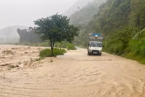 Nước lũ dâng cao ở Sơn La do ảnh hưởng bởi cơn bão số 10.