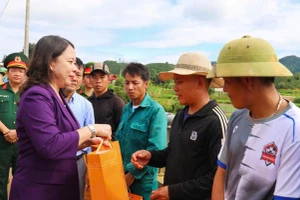 Phó Chủ tịch nước Võ Thị Ánh Xuân thăm hỏi và tặng quà người dân.