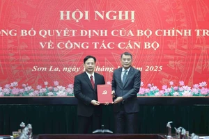 Ông Lê Minh Hưng, Trưởng Ban Tổ chức Trung ương (người bên phải), trao quyết định chỉ định ông Hoàng Văn Nghiệm giữ chức Bí thư Tỉnh ủy Sơn La.