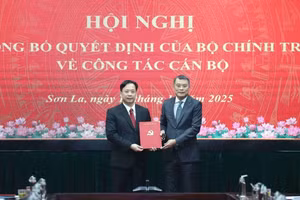 Ông Lê Minh Hưng, Trưởng Ban Tổ chức Trung ương (người bên phải), trao quyết định chỉ định ông Hoàng Văn Nghiệm giữ chức Bí thư Tỉnh ủy Sơn La.