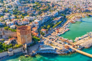 Bãi biển Kleopatra Blue Flag ở Alanya có bãi biển mềm mại tuyệt đẹp.