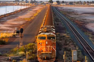 Đoàn tàu chở quặng sắt BHP của Úc lập kỷ lục thế giới là đoàn tàu chở hàng dài nhất và nặng nhất.