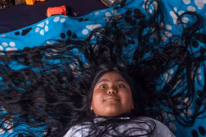 Một bức ảnh trong tác phẩm “Những người tóc dài” của nhiếp ảnh gia người Argentina Irina Werning.