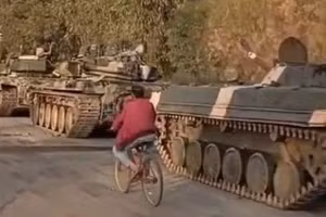 Một loạt xe tăng bị bỏ lại ở một nơi có vẻ là một vùng đất hoang vắng của Syria.