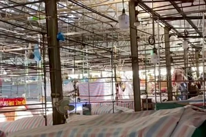 Chợ Trung tâm TP Sơn La đìu hiu, vắng người mua bán qua lại.