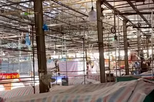 Chợ Trung tâm TP Sơn La đìu hiu, vắng người mua bán qua lại.