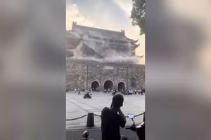 Tháp Trống ở Phụ Dương, Trung Quốc 600 năm tuổi sụp đổ một phần hôm 20/5 khiến du khách hoảng sợ bỏ chạy.