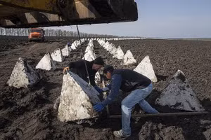 Litva bắt đầu lắp đặt răng rồng chống tăng trên biên giới Nga