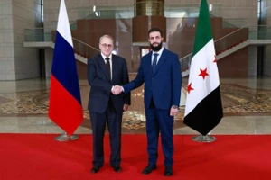 Thứ trưởng Ngoại giao Nga Mikhail Bogdanov (trái) và Tổng thống tạm quyền Syria Ahmed al-Sharaa.