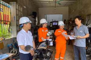 Người dân được nhân viên Công ty Điện lực hướng dẫn về cách tiết kiệm điện.