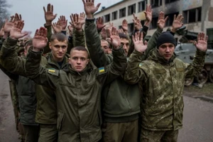 Lính Ukraine đầu hàng quân đội Nga ở Pokrovsk.