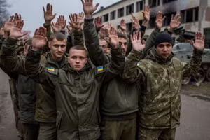 Lính Ukraine đầu hàng quân đội Nga ở Pokrovsk.