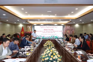 Toàn cảnh hội nghị thảo luận về việc xếp bộ máy và mua sắm trang thiết bị 13 trường học liên cấp.