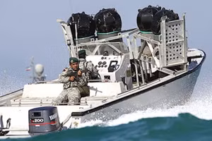 Iran bắt đầu rải thủy lôi ở eo biển Hormuz.