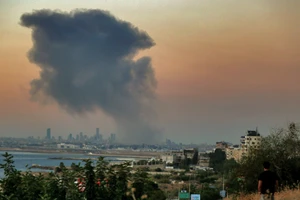 Khói đen bốc lên trên vùng ngoại ô phía nam Beirut sau cuộc không kích của Israel, ngày 27/9/2024.