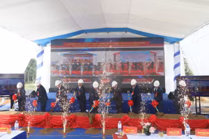 Các đại biểu khởi công Dự án nhà máy nước Chiềng Dong.